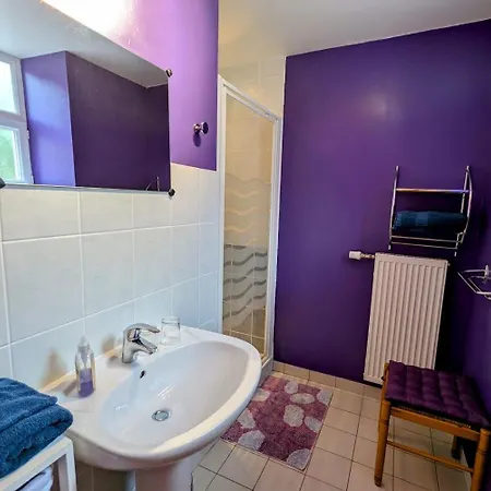 Violette, Les Accacias 3*