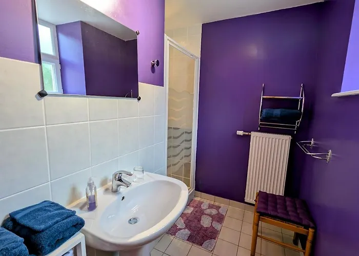 Violette, Les Accacias 3*